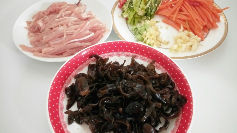 鱼香肉丝,木耳切丝，全部准备好就可以做了。