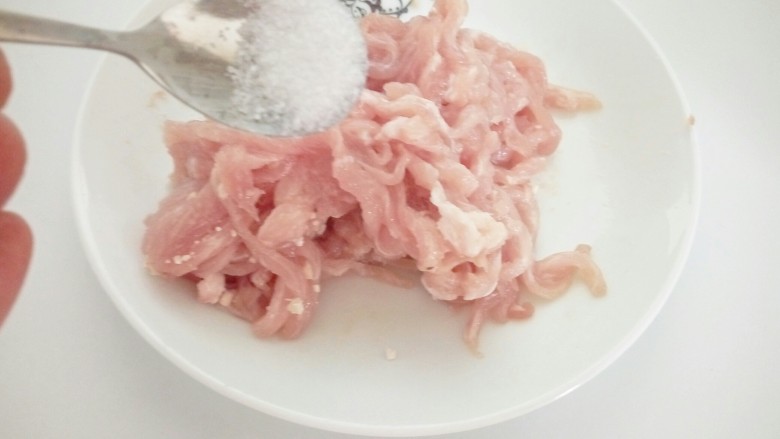 鱼香肉丝,肉丝加少许盐，<a style='color:red;display:inline-block;' href='/shicai/ 8780'>红薯粉</a>，蛋清，料酒，抓均匀。