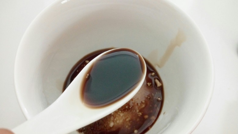 鱼香肉丝,米醋一汤勺，美味鲜<a style='color:red;display:inline-block;' href='/shicai/ 692'>酱油</a>一勺。