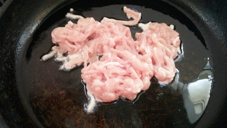 鱼香肉丝,放入肉丝。