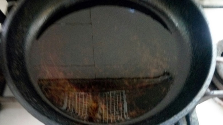 鱼香肉丝,平底锅放入20茶油烧热。