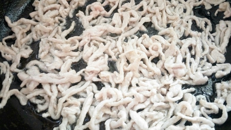 鱼香肉丝,迅速滑开。