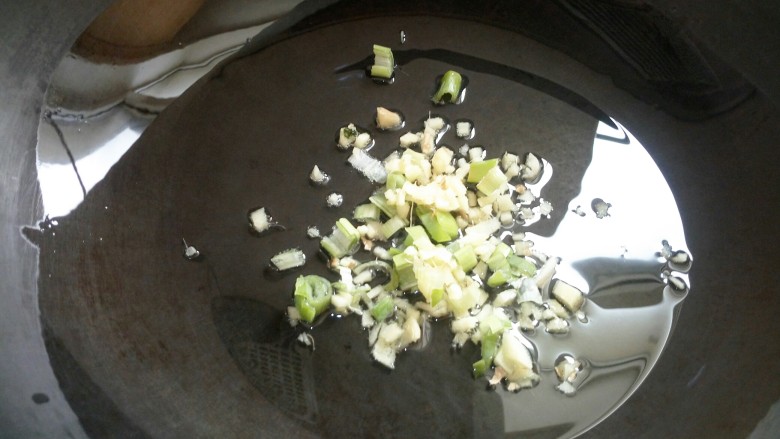 鱼香肉丝,葱姜蒜末炒香。