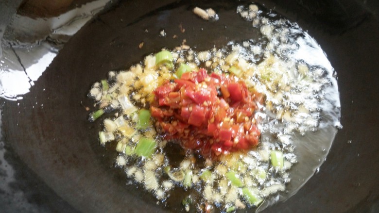 鱼香肉丝,放一汤勺红<a style='color:red;display:inline-block;' href='/shicai/ 803'>剁椒</a>。