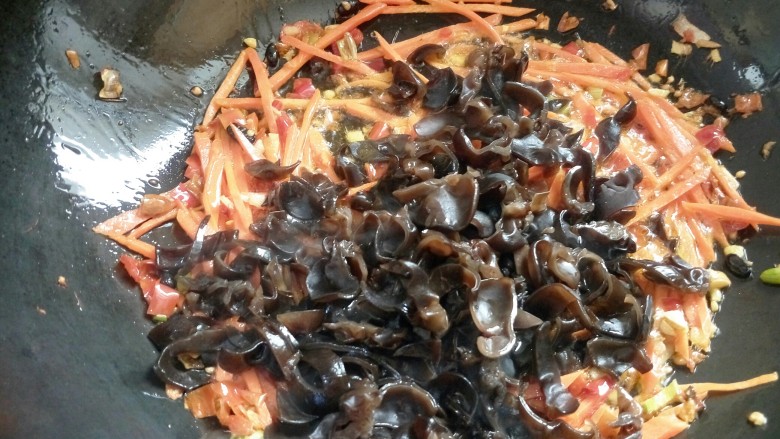 鱼香肉丝,放胡萝卜丝，木耳丝。