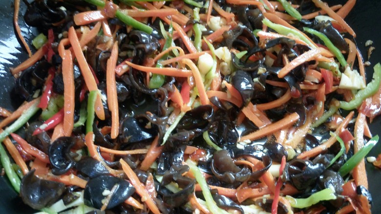 鱼香肉丝,放红椒，绿椒炒均匀。