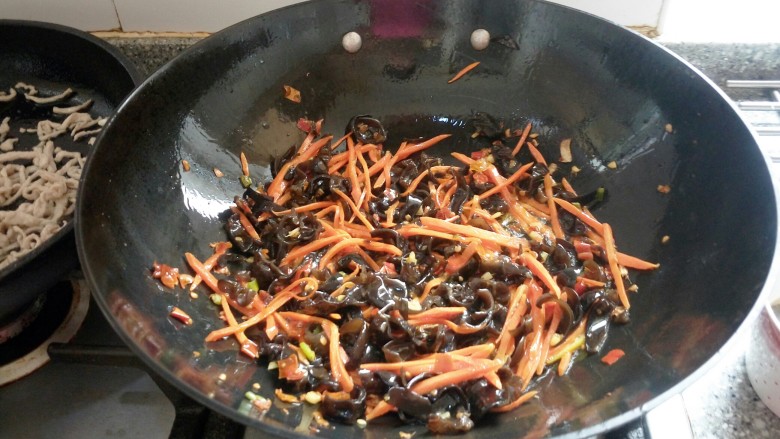 鱼香肉丝,炒均匀。