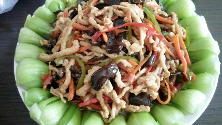 鱼香肉丝,装盘，荤素搭配，