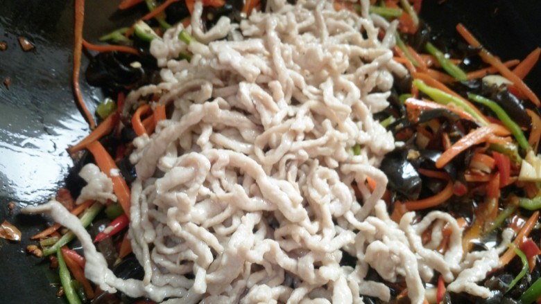 鱼香肉丝,最后放肉丝炒均匀。