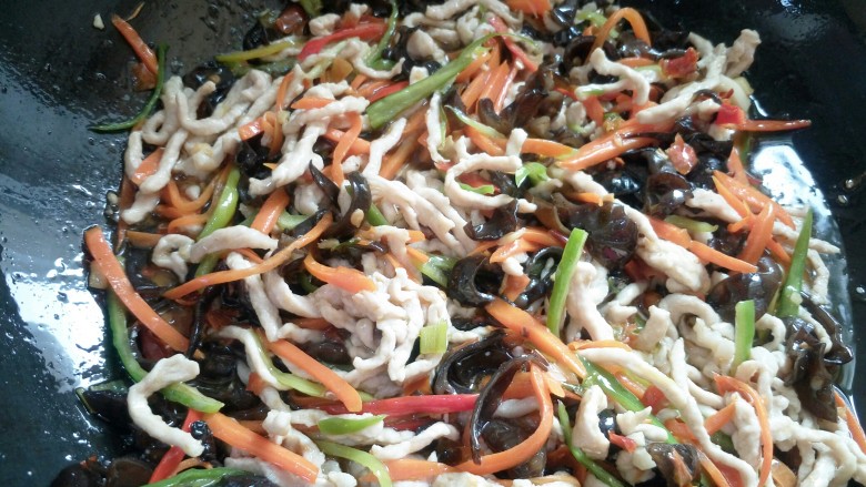 鱼香肉丝,倒入提前调好的汁炒均匀即可。