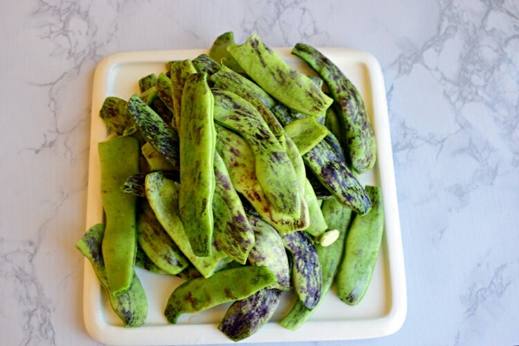 土豆炖豆角,<a style='color:red;display:inline-block;' href='/shicai/ 3639'>豆角</a>去劲,洗净
