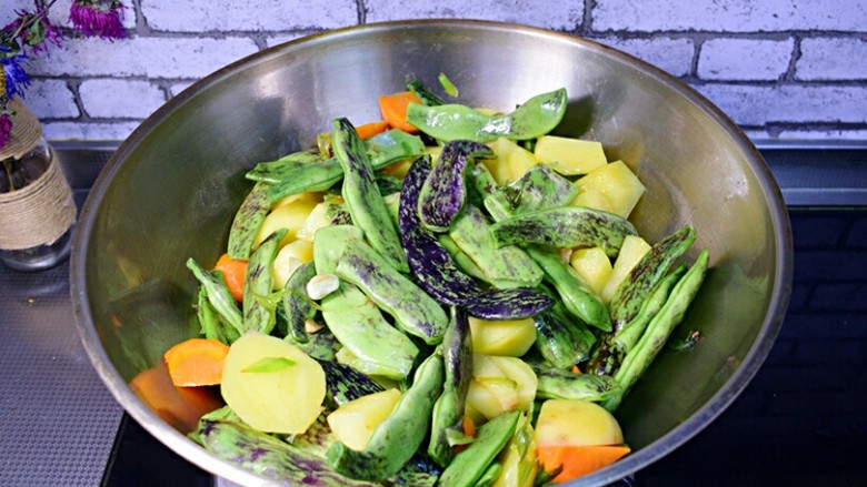 土豆炖豆角,加入豆角,翻炒两分钟
