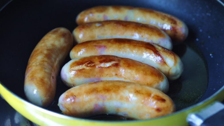 鱼肠“排骨”面包,7、直至两面煎的金黄色关火,晾凉备用