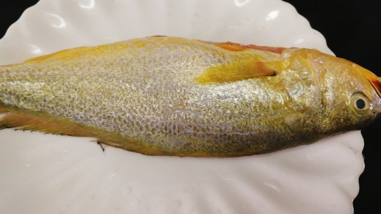 #咸味#黄花鱼版--孔雀开屏鱼,<a style='color:red;display:inline-block;' href='/shicai/ 394'>黄花鱼</a>去鳞、去除内脏洗净