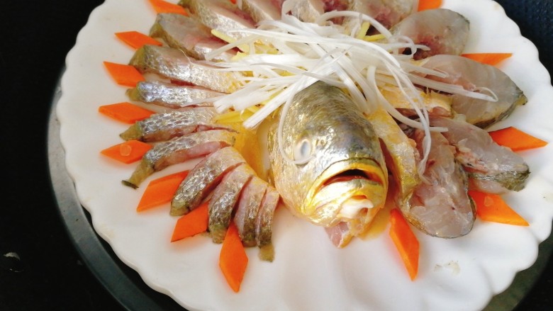 #咸味#黄花鱼版--孔雀开屏鱼,放入蒸锅大火蒸8分钟，已经切成薄片，蒸的时间可以短一些