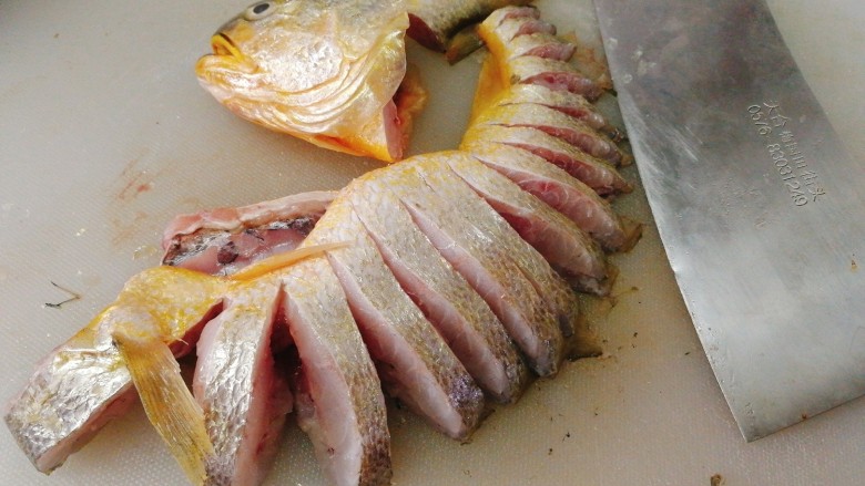 #咸味#黄花鱼版--孔雀开屏鱼,先把鱼头尾剁掉，如图切片，从鱼背上切开，但是不要切断