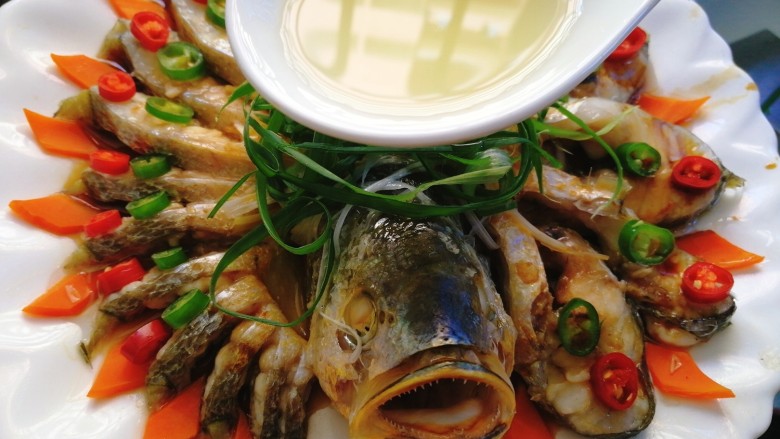 #咸味#黄花鱼版--孔雀开屏鱼,将烧热的油淋上鱼身