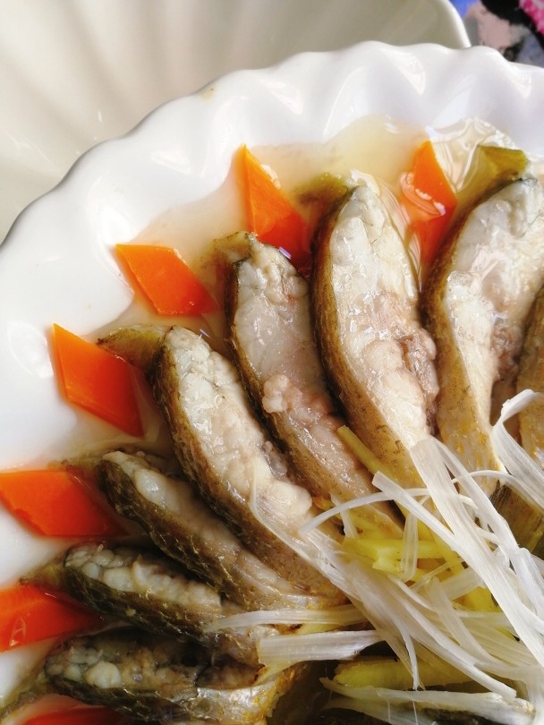 #咸味#黄花鱼版--孔雀开屏鱼,蒸好的鱼把多余的水分倒掉