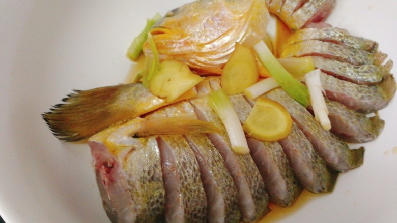 #咸味#黄花鱼版--孔雀开屏鱼,把处理好的放入碗内，加入<a style='color:red;display:inline-block;' href='/shicai/ 3250'>葱</a><a style='color:red;display:inline-block;' href='/shicai/ 37'>姜</a>段，<a style='color:red;display:inline-block;' href='/shicai/ 718'>料酒</a>拌匀，腌制20分钟