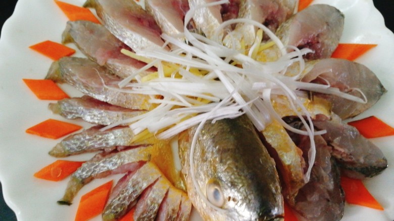 #咸味#黄花鱼版--孔雀开屏鱼,摆上葱姜丝