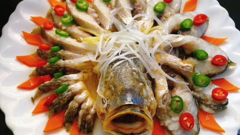 #咸味#黄花鱼版--孔雀开屏鱼,鱼的尾巴摆上青红椒圈