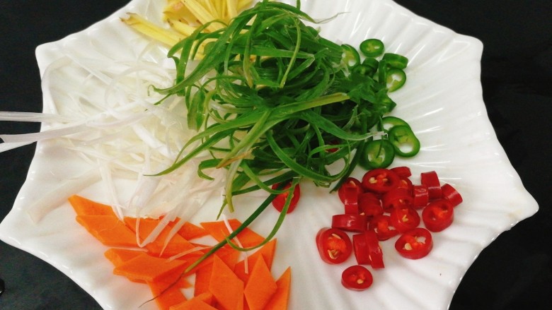 #咸味#黄花鱼版--孔雀开屏鱼,<a style='color:red;display:inline-block;' href='/shicai/ 25'>胡萝卜</a>切菱形，青，红椒切小，大根葱撕丝，香葱撕丝，姜片切丝