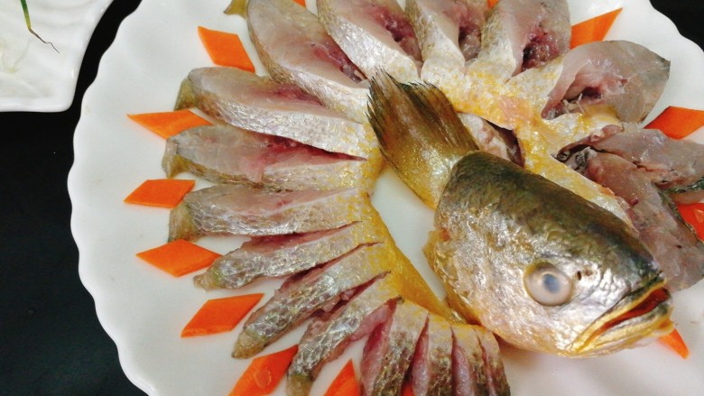 #咸味#黄花鱼版--孔雀开屏鱼,胡萝卜切成菱形片，摆入盘中