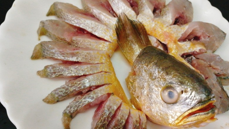 #咸味#黄花鱼版--孔雀开屏鱼,将腌好的鱼摆好开屏造型，将鱼头摆前面