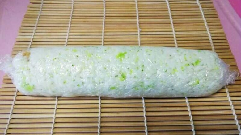 早餐饭卷,记得带竹帘一起卷,卷成型在放开竹帘,要卷紧。