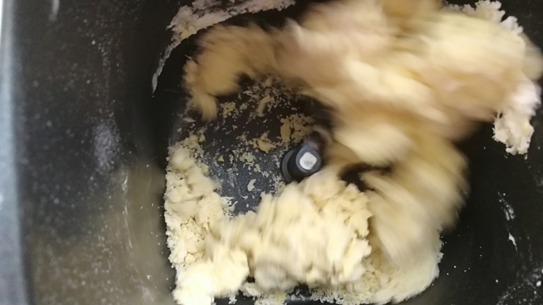 #甜味#甜蜜蘑菇小面包, 启动揉面程序揉面20分钟,揉至扩张。
