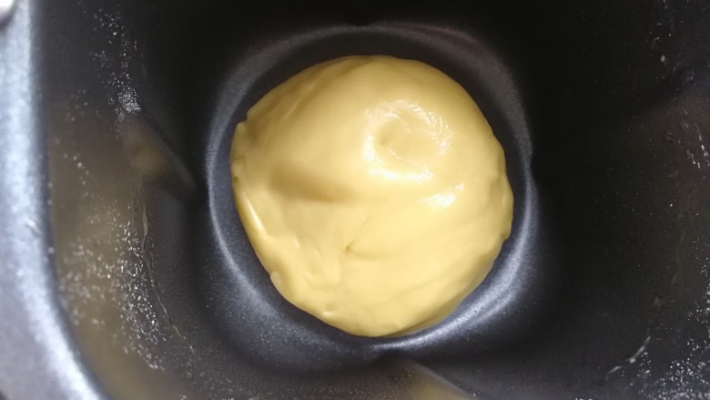 #甜味#甜蜜蘑菇小面包, 将揉好的面团整圆,放入面包桶中进行发酵约50分钟。
