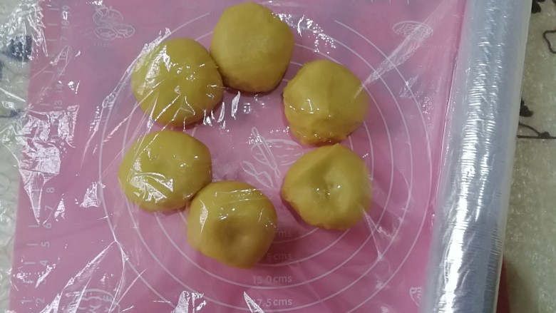 #甜味#甜蜜蘑菇小面包,分成六份,用手揉圆盖上保鲜膜松弛20分钟。