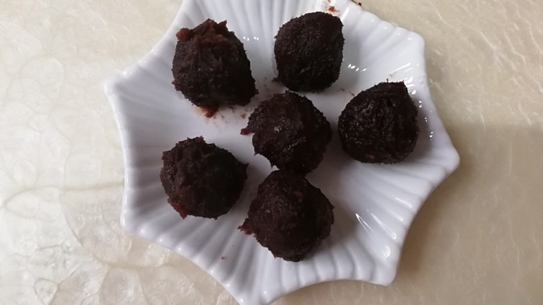 #甜味#甜蜜蘑菇小面包,将豆沙馅分成六份,每份30克。