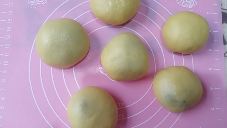 #甜味#甜蜜蘑菇小面包,全部包好豆沙以后,收口朝下。