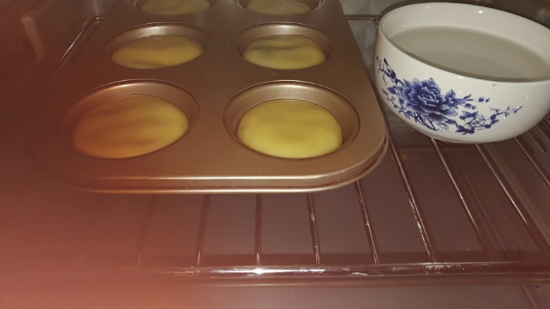 #甜味#甜蜜蘑菇小面包,送入烤箱旁边放一碗热开水,进行二次发酵,这个过程大约需要40分钟。