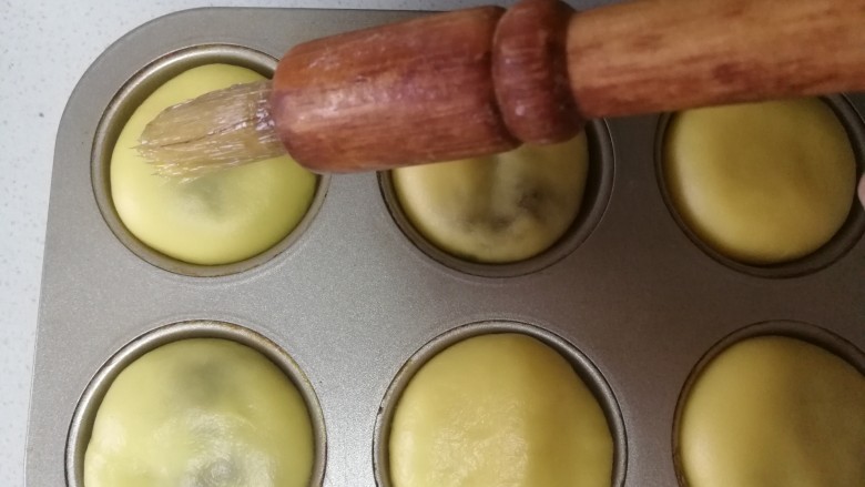#甜味#甜蜜蘑菇小面包,二次发酵好的面团鼓胀起来了,用油刷轻轻刷一层<a style='color:red;display:inline-block;' href='/shicai/ 1118'>蛋液</a>。