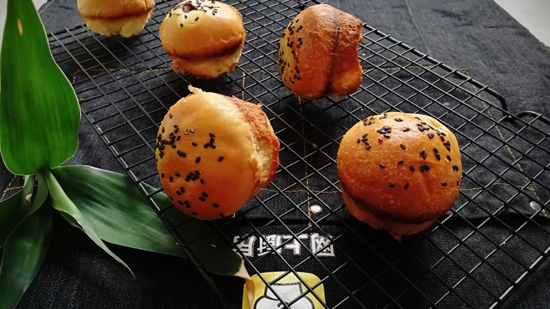 #甜味#甜蜜蘑菇小面包,面团用六连模进行二次发酵,烤好的面包,可不就形成了一朵朵小蘑菇,简单美味又可爱。