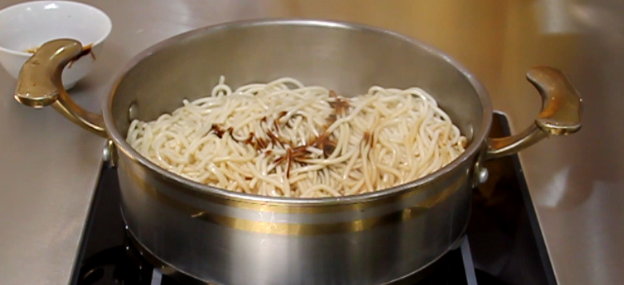 美味的青岛小面,加入面条快速翻勺