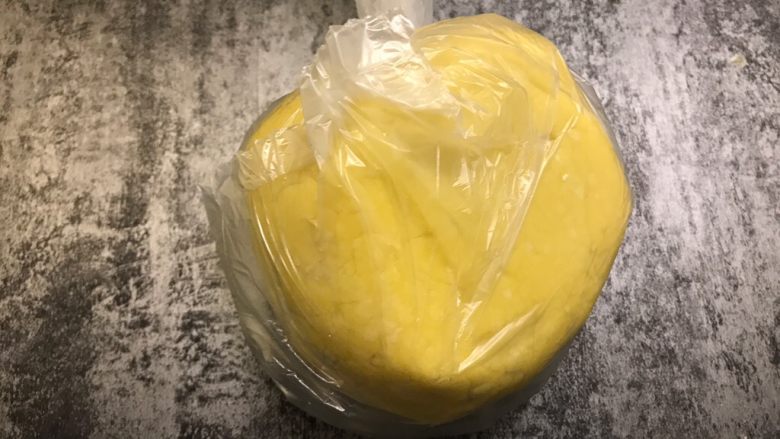 卡通饼干,装进保鲜袋,放入冰箱冷藏半小时