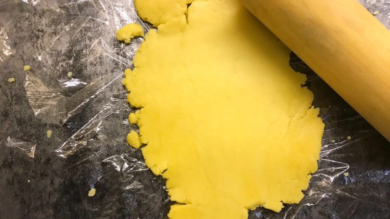 卡通饼干,在面团下面垫上保鲜膜,用擀面杖擀成4mm厚的面片