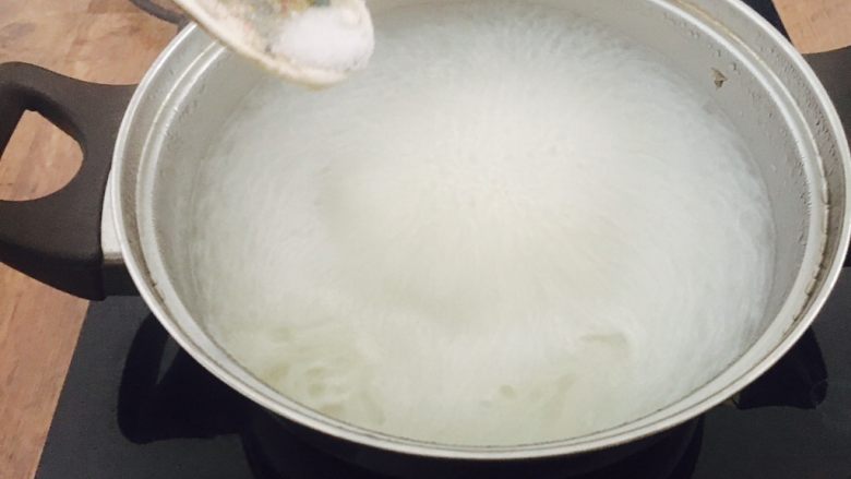#咸味# 骨汤鱼松米线,大火煮开,放入少许盐调味。