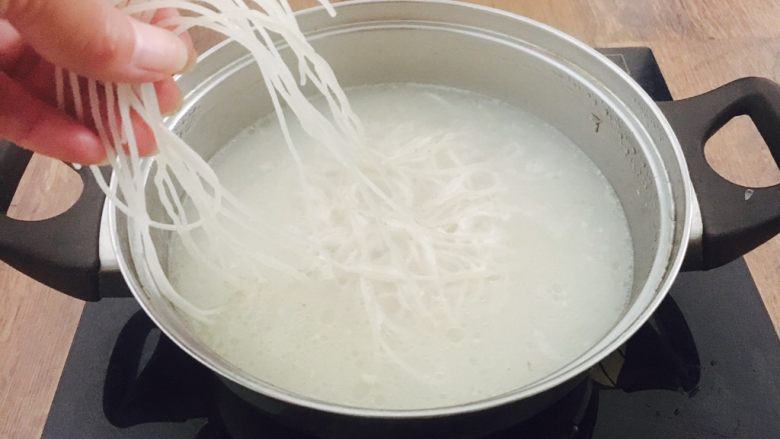 #咸味# 骨汤鱼松米线,放入泡好的米线,煮熟。