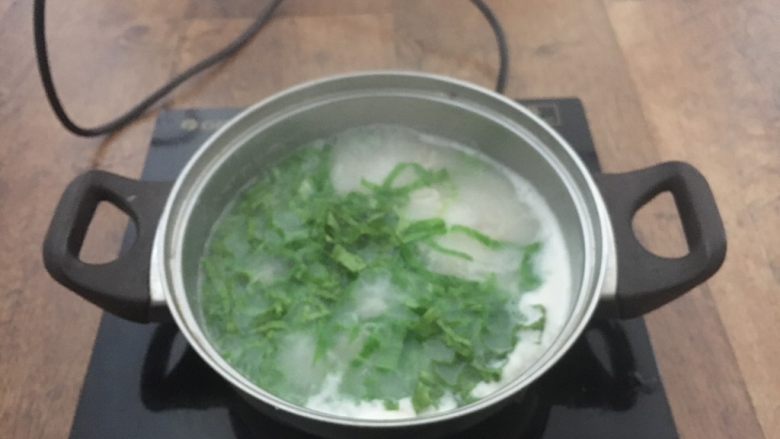 #咸味# 骨汤鱼松米线,放入青菜丝,关火。