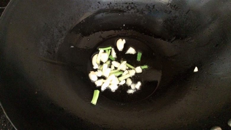 莲花番茄蛋,锅内再加适量的油,葱,蒜爆香。