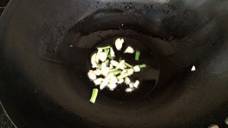 莲花番茄蛋,锅内再加适量的油，葱，蒜爆香。