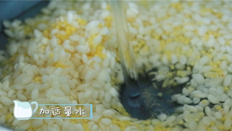 菌菇双米粥,泡涨后放入奶锅中,一次性加入足量的水,大火煮开后转小火慢煮2小时。
ps:在煮粥的时候我们可以准备其他食材咯~