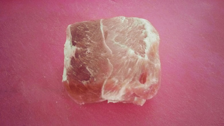 鱼香肉丝,猪肉解冻成酥冻能切成片就可以了，不要完全软掉很不容易切的。