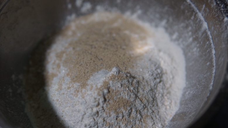 红薯开花馒头,现在制作B面团,面粉酵母白糖混合