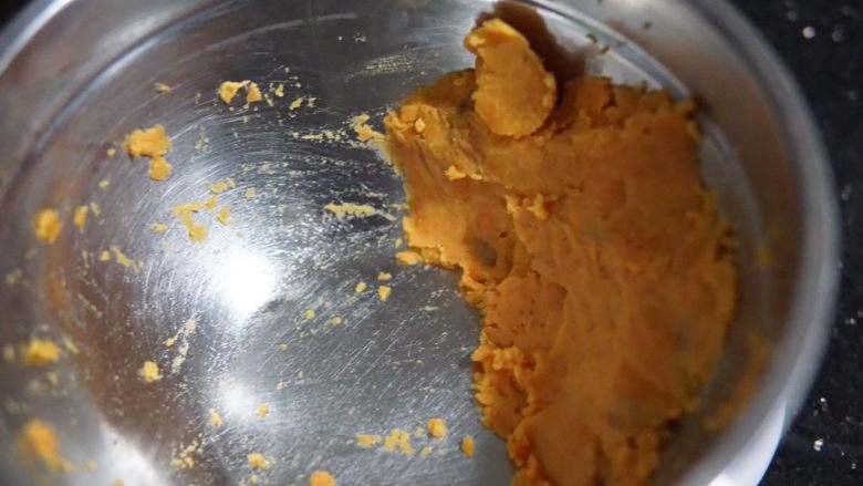 红薯开花馒头,用勺子压岁成红薯泥,然后晾凉
