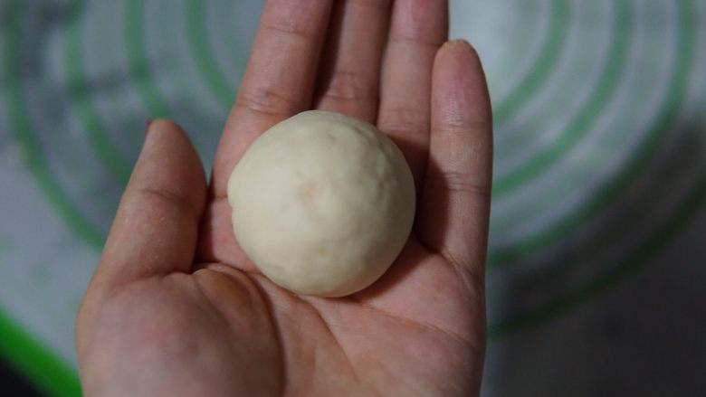红薯开花馒头,收口朝下,揉成小圆团